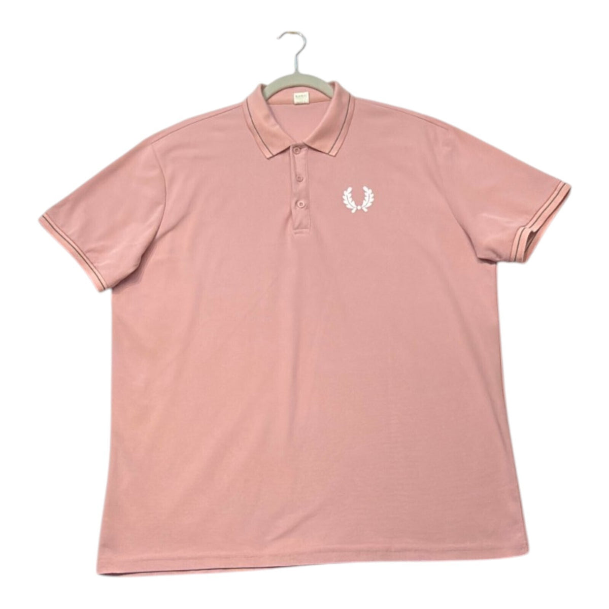 Laurel Wreath pink polo shirt with graphic print and embroidered logo, short sleeves.