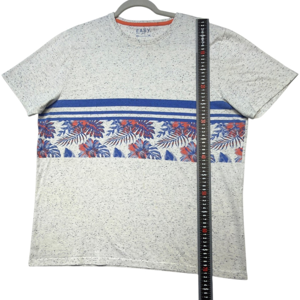 Easy grey short sleeve t-shirt with dotted pattern and crew neck design.