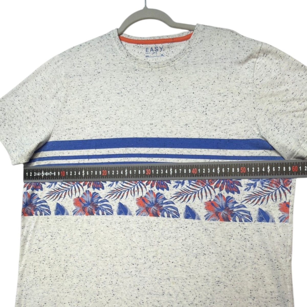 Easy grey short sleeve t-shirt with dotted pattern and crew neck design.